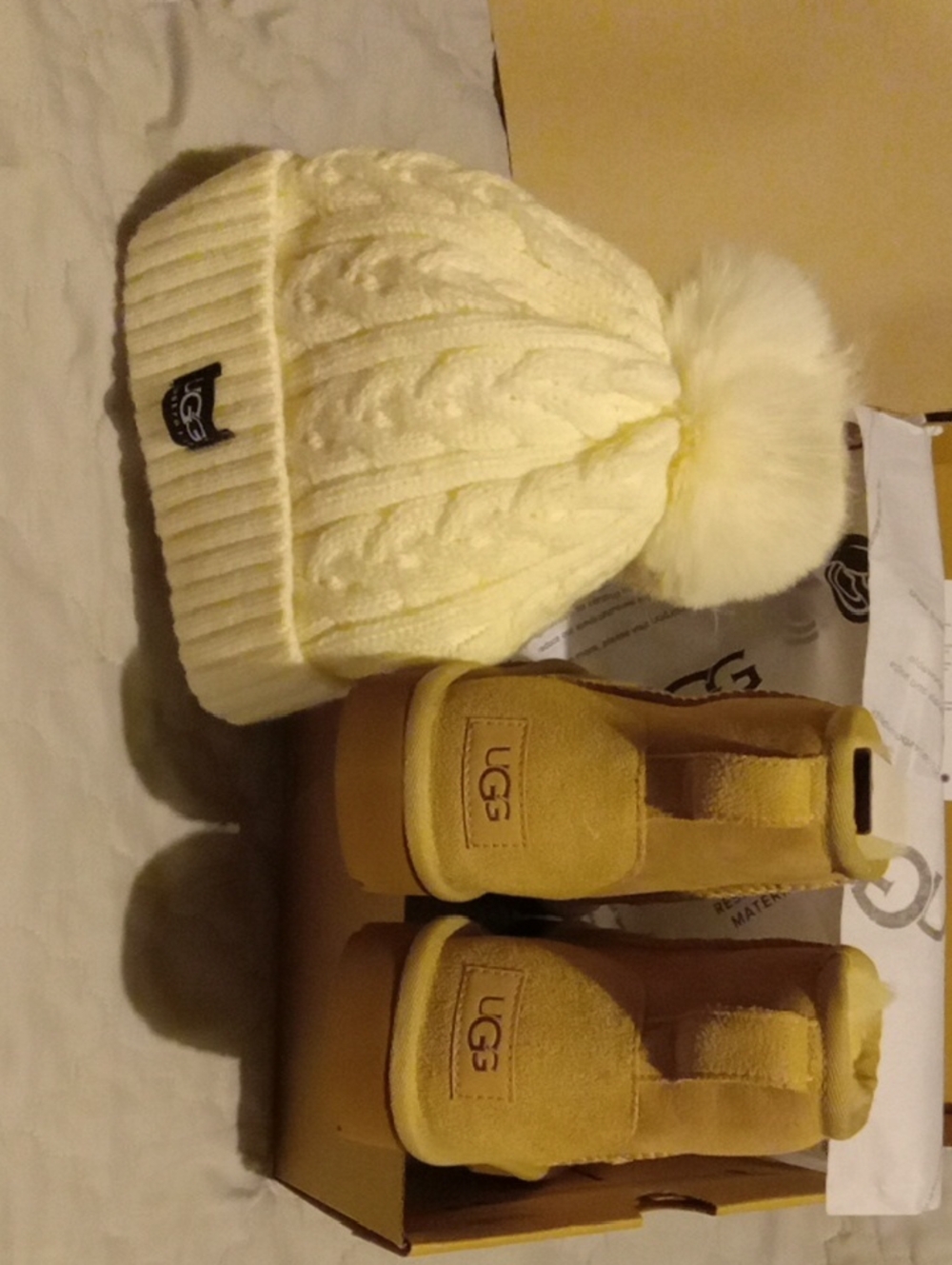 Ugg womens size 6 boots & beanie!!
